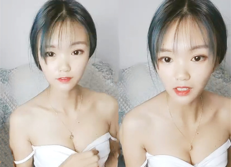 高颜值嫩妹和中年男啪啪，舔弄跳蛋塞逼上位骑坐毛毛浓密